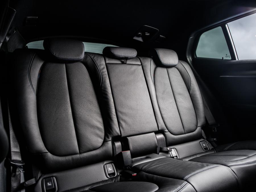 Интерьер BMW X2 xDrive20d M Sport (F39) 2018 года  (UK) (фото 12 из 40)